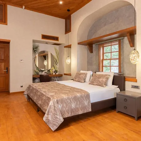 Dumos Hotel *