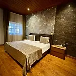 Dumos Hotel